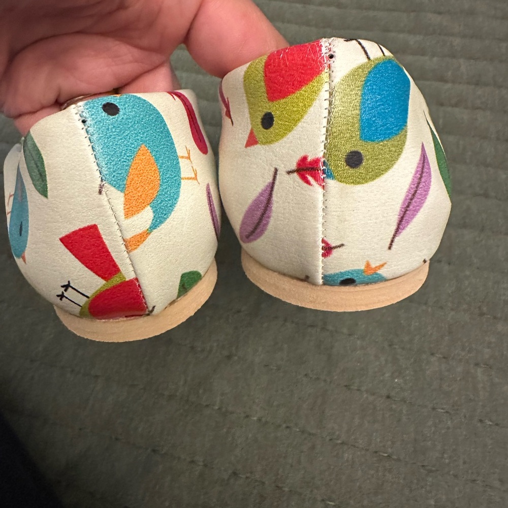 Street fly size 39 or 8US Women's Colorful Bird Print Flats New - Picture 5 of 5